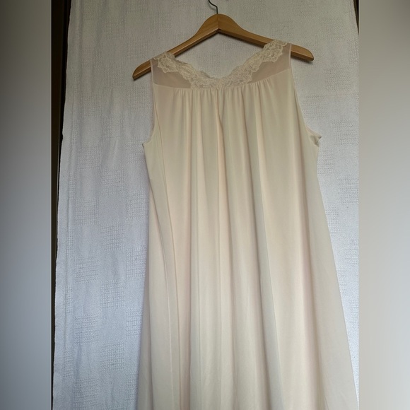 Vintage Elegant Cream/ Blush Lace Nightgown - Picture 7 of 8